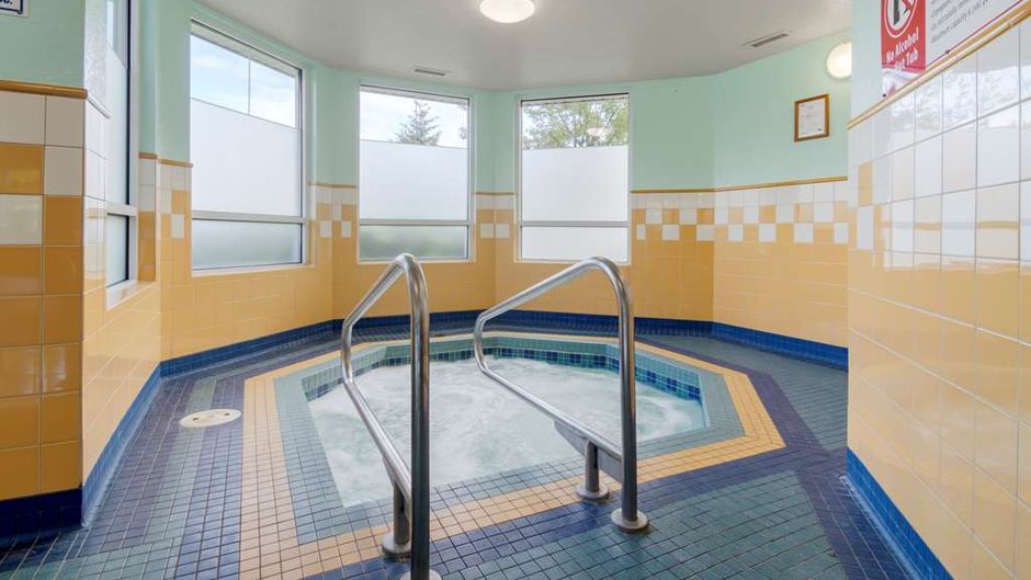 Best Western Plus Chemainus Inn Pool
