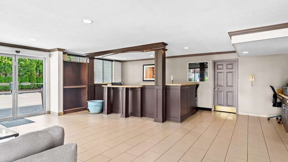 Best Western Maple Ridge Hotel Lobby