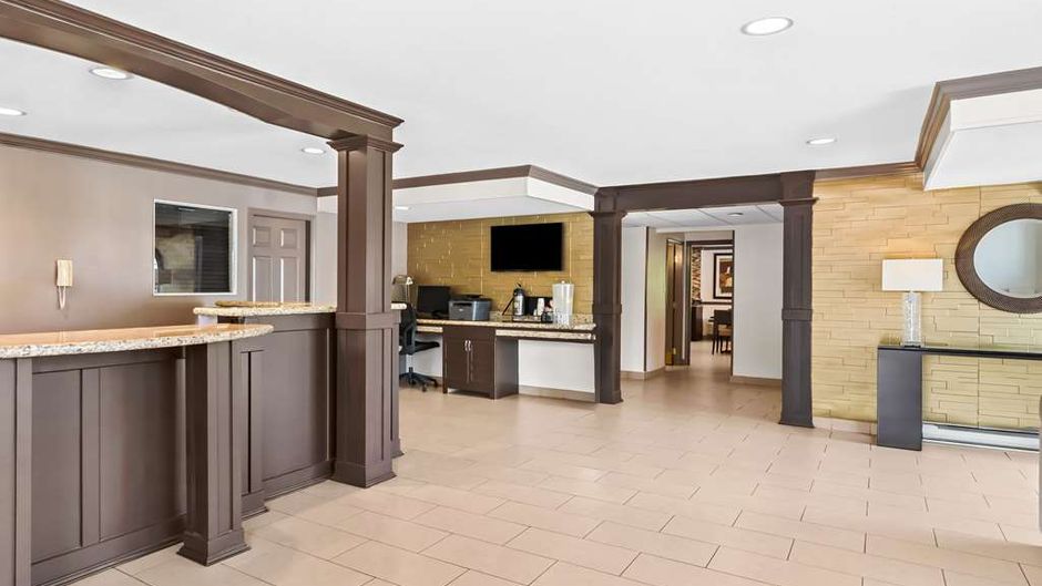 Best Western Maple Ridge Hotel Lobby