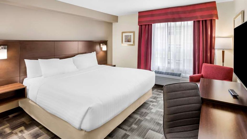 Best Western Thompson Hotel & Suites Room