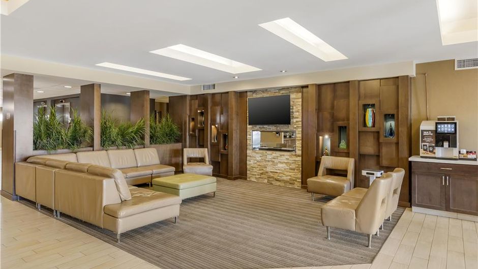 Best Western Plus Winnipeg West Lobby