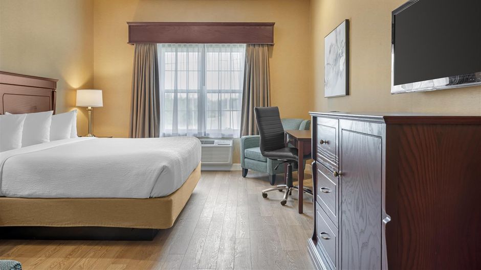 Best Western Plus Fredericton Htl Suites Room