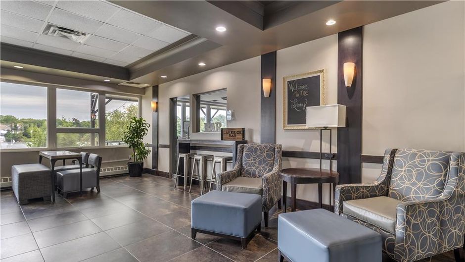 Best Western Plus Chocolate Lake Hotel Lobby