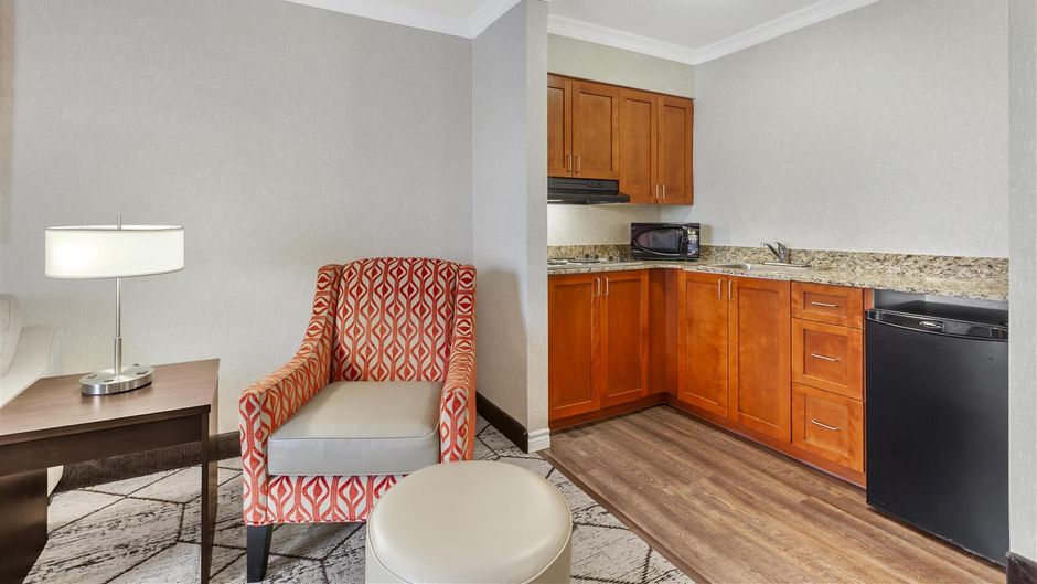 Best Western Plus Rose City Suites Room