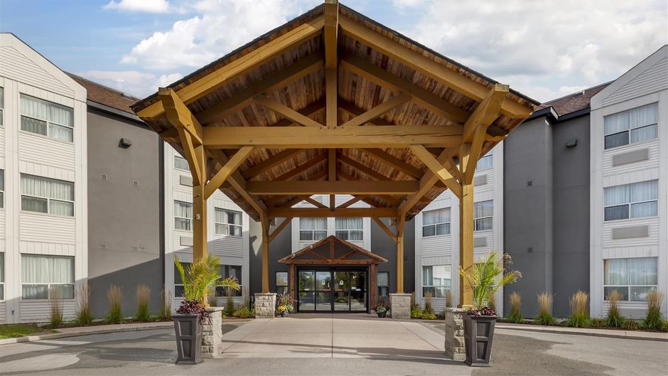 Best Western Plus Rose City Suites Exterior