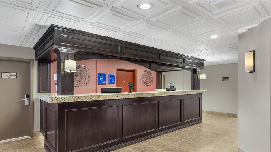 Best Western Plus Rose City Suites Lobby