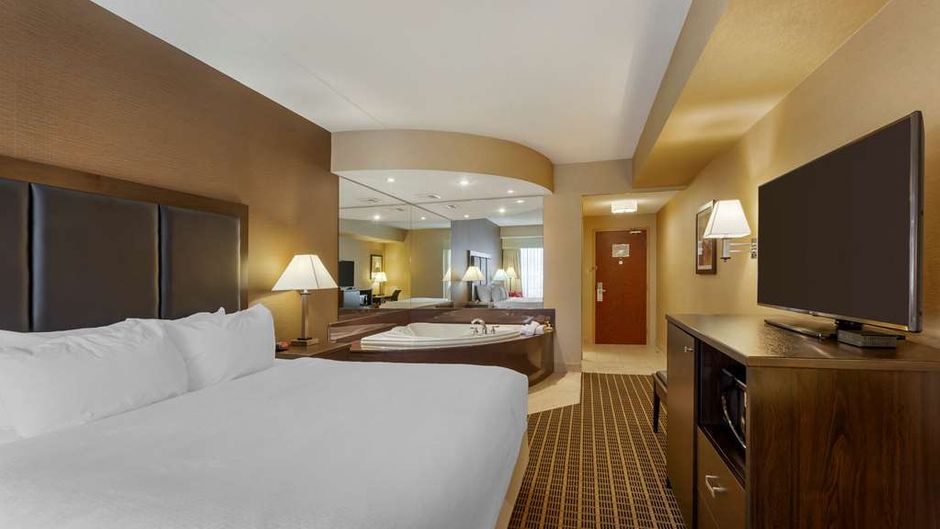 Best Western Plus Burlington Inn & Suite Room