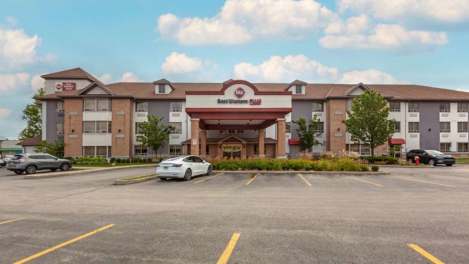 Best Western Plus Burlington Inn & Suite Exterior