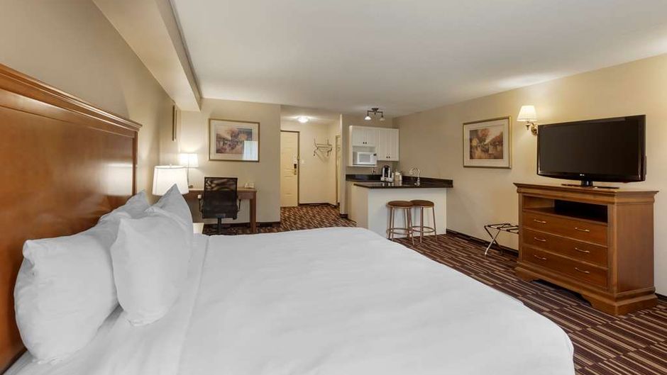 Best Western Plus Orillia Hotel Room