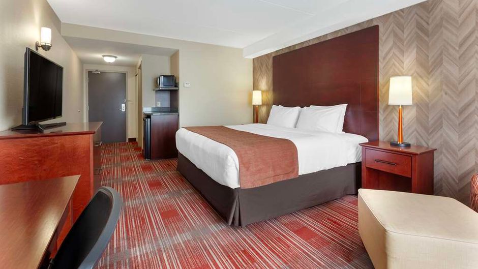 Best Western Plus Muskoka Inn Room
