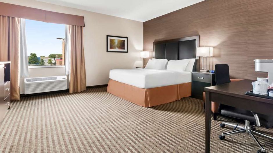 Best Western Plus Fergus Hotel Room