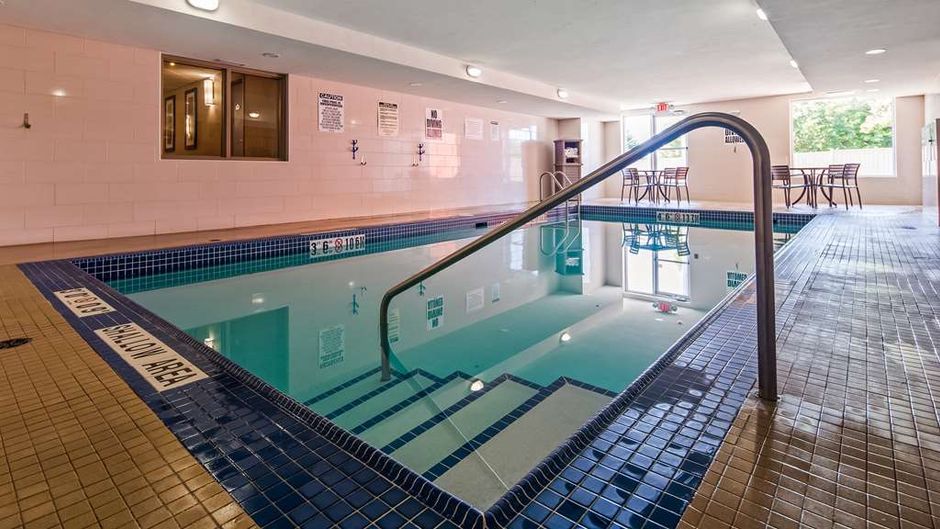 Best Western Plus Bowmanville Pool