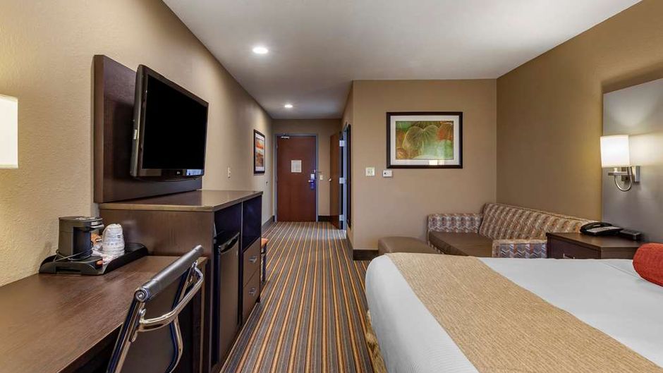 Best Western Plus Woodstock Inn & Suites Room