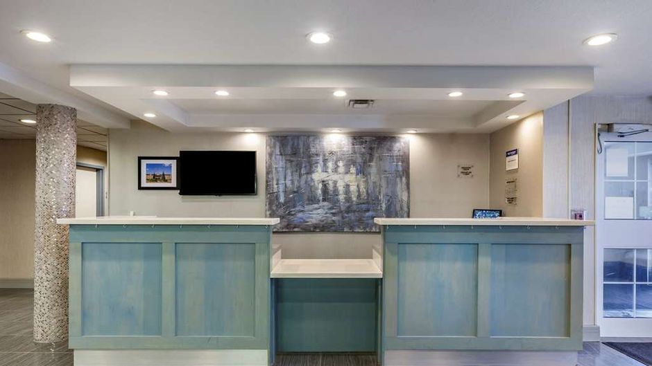 Best Western Plus Woodstock Inn & Suites Lobby