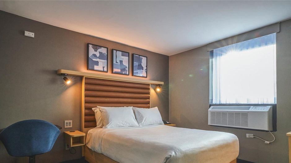 Best Western Plus Montreal Dwntwn-Europa Room
