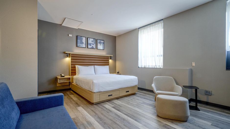 Best Western Plus Montreal Dwntwn-Europa Room
