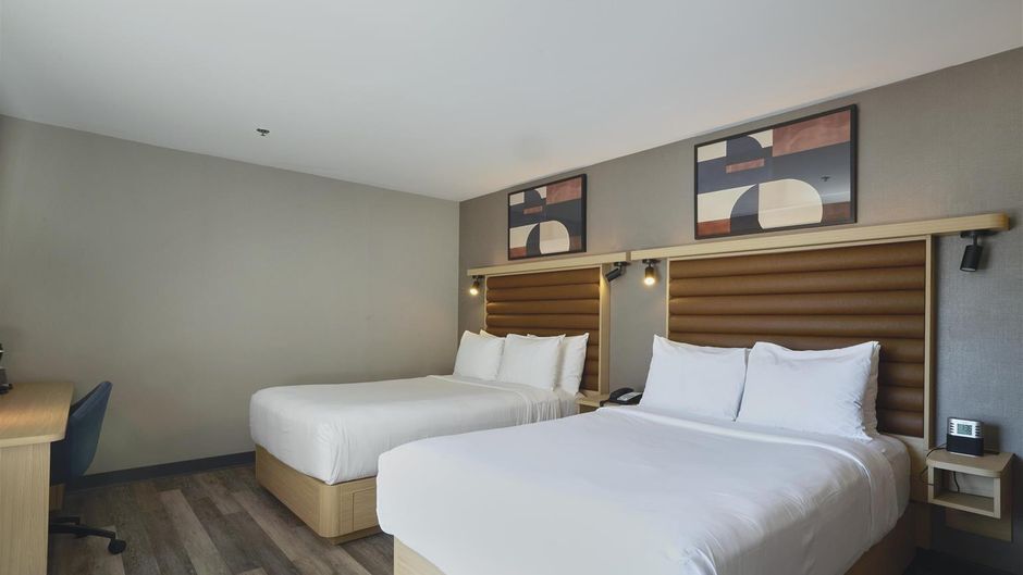 Best Western Plus Montreal Dwntwn-Europa Room