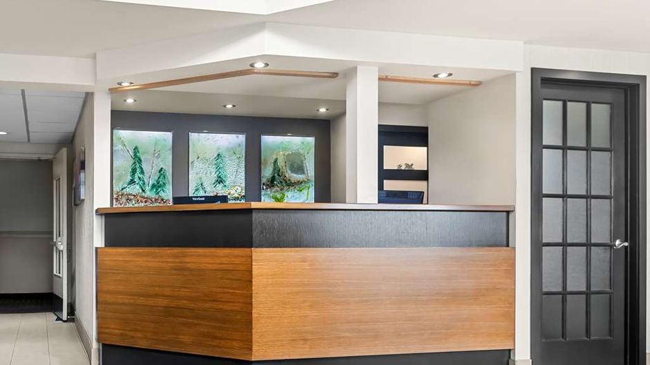 Best Western Plus Hotel Mont-Laurier Lobby