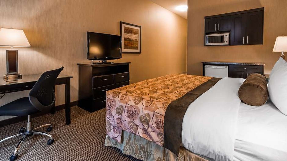 Best Western Plus Estevan Inn & Suites Room