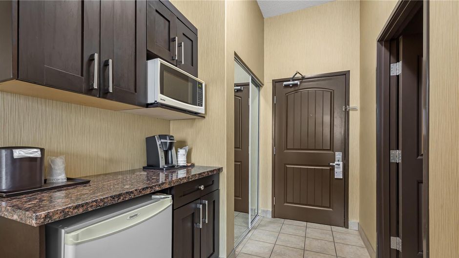 Best Western Plus Estevan Inn & Suites Room