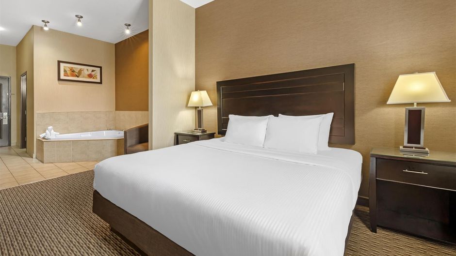 Best Western Plus Estevan Inn & Suites Room