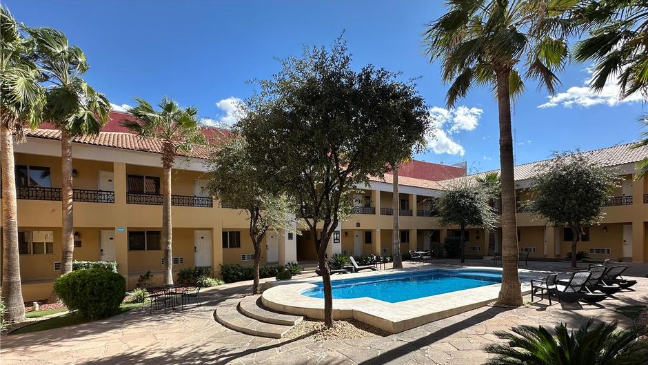Best Western Cumbres Aeropuerto Pool