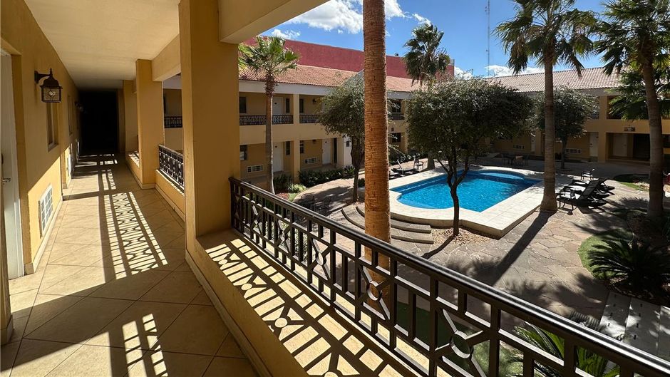 Best Western Cumbres Aeropuerto Pool