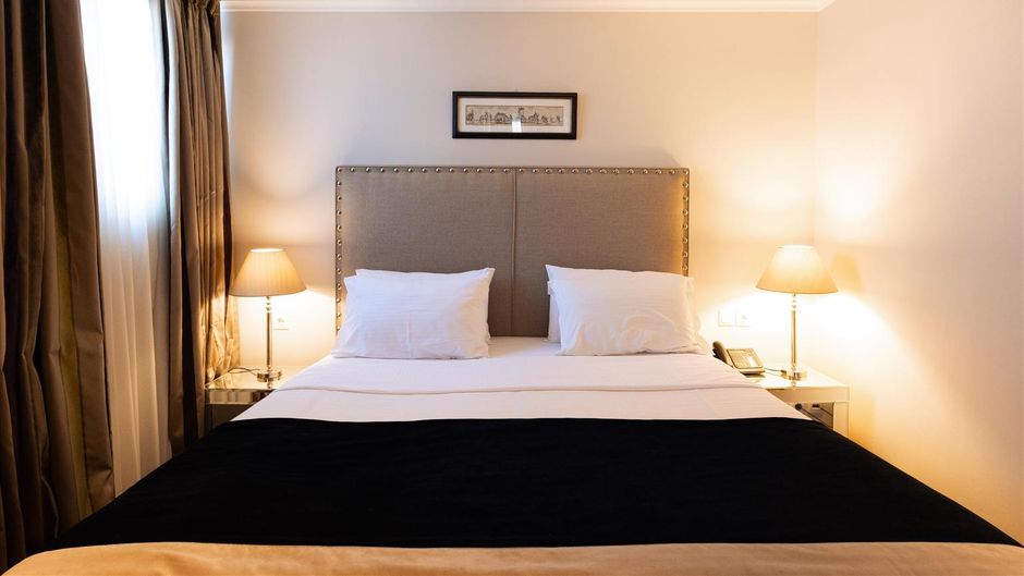 Best Western Plus Embassy Hotel Suite