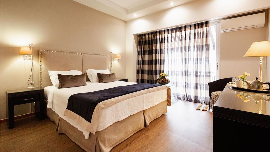 Best Western Plus Embassy Hotel Room