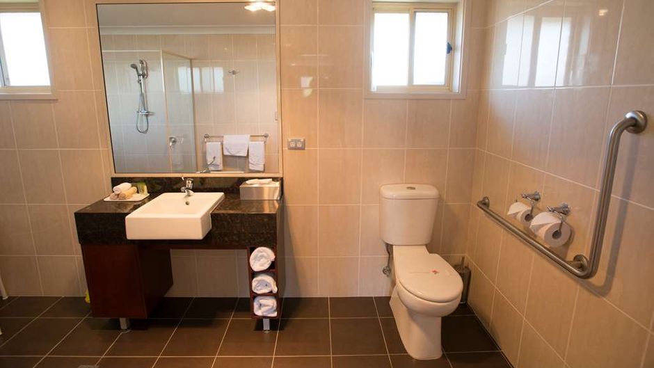 Best Western Plus All Settlers Motor Inn Room