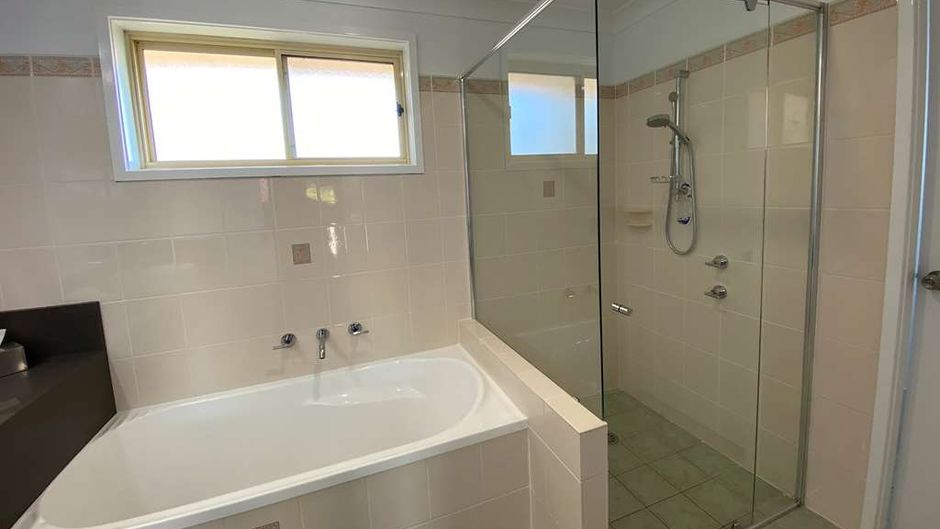 Best Western Plus All Settlers Motor Inn Suite