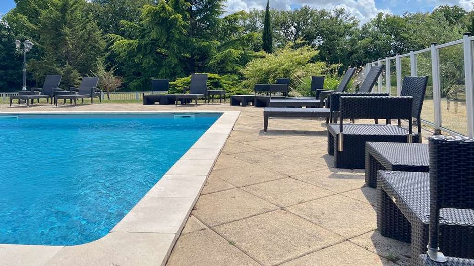 Best Western le Bois de la Marche Pool