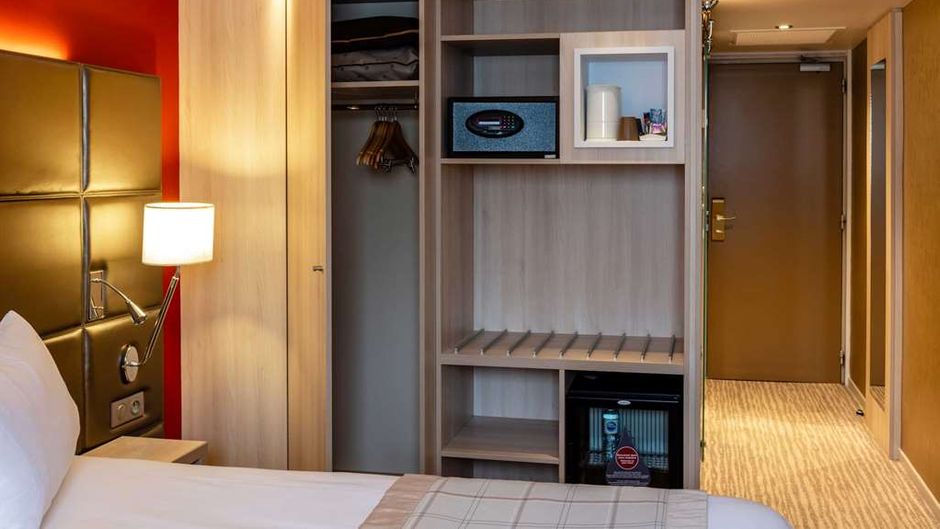 Best Western Le Lavarin Room