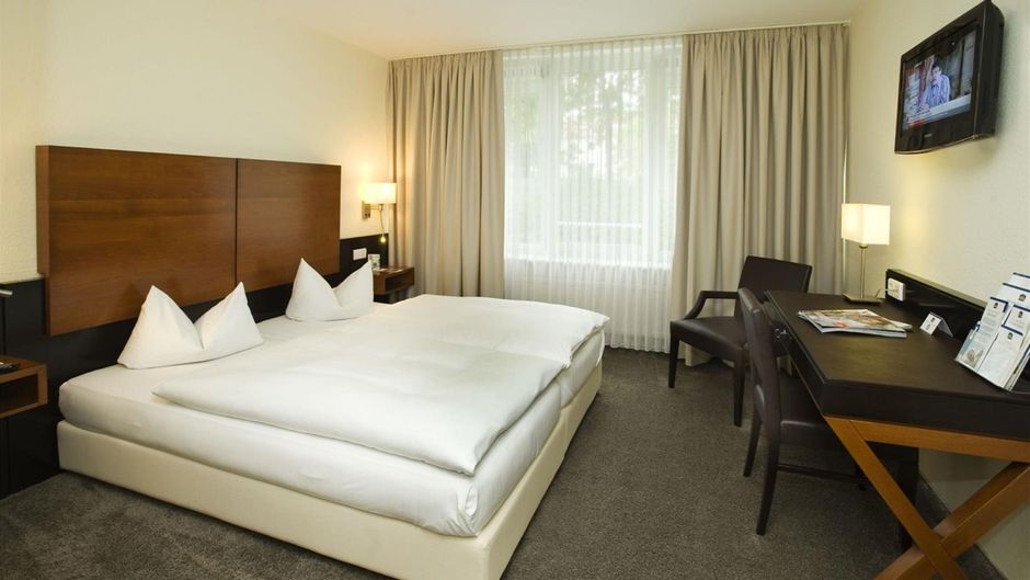 Scotty + Emily Hotel Ulm Sure Hotel Coll Room