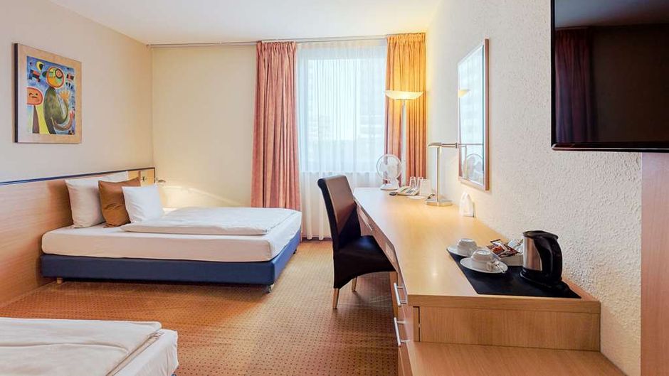 Best Western Macrander Hotel Room