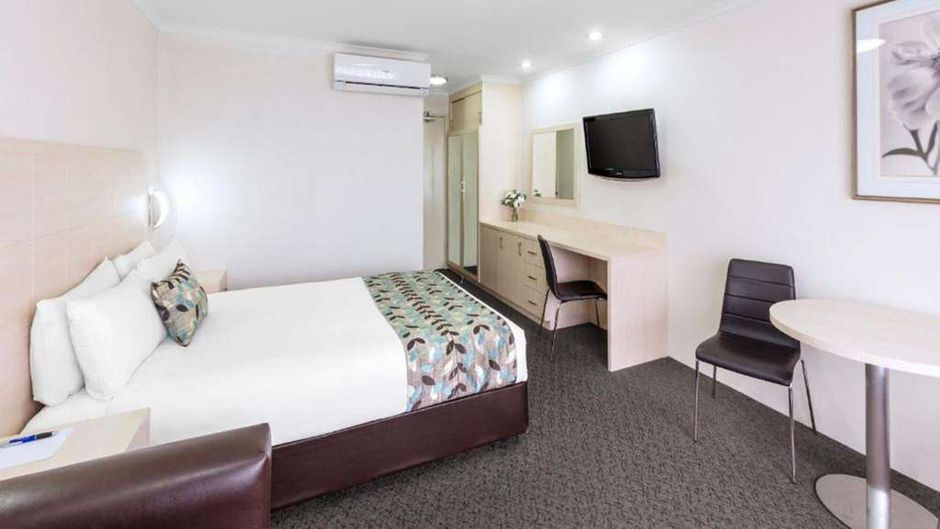 Best Western Plus Garden City Hotel Room