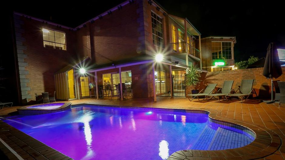 Best Western Plus Hovell Tree Inn Pool