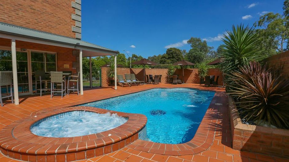 Best Western Plus Hovell Tree Inn Pool