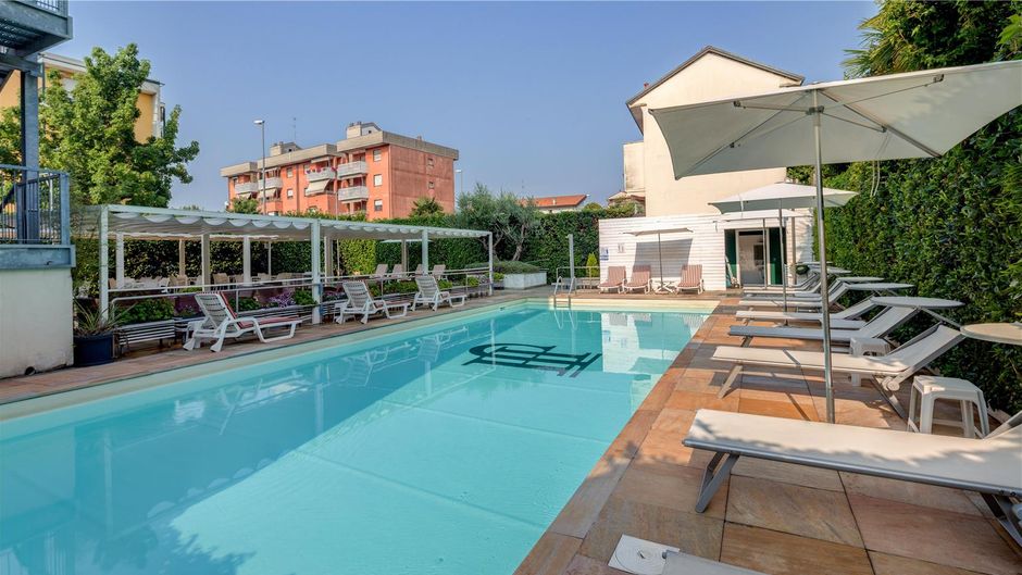 Jet Hotel, Sure Collection by BW Pool