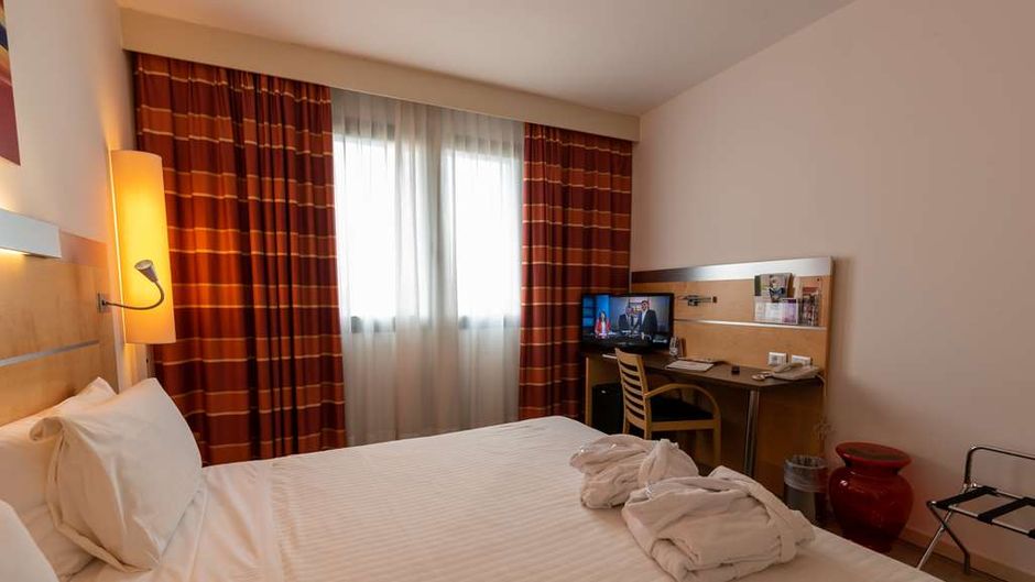 Best Western Palace Inn Hotel Room