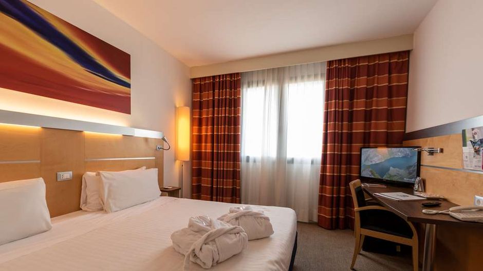 Best Western Palace Inn Hotel Room