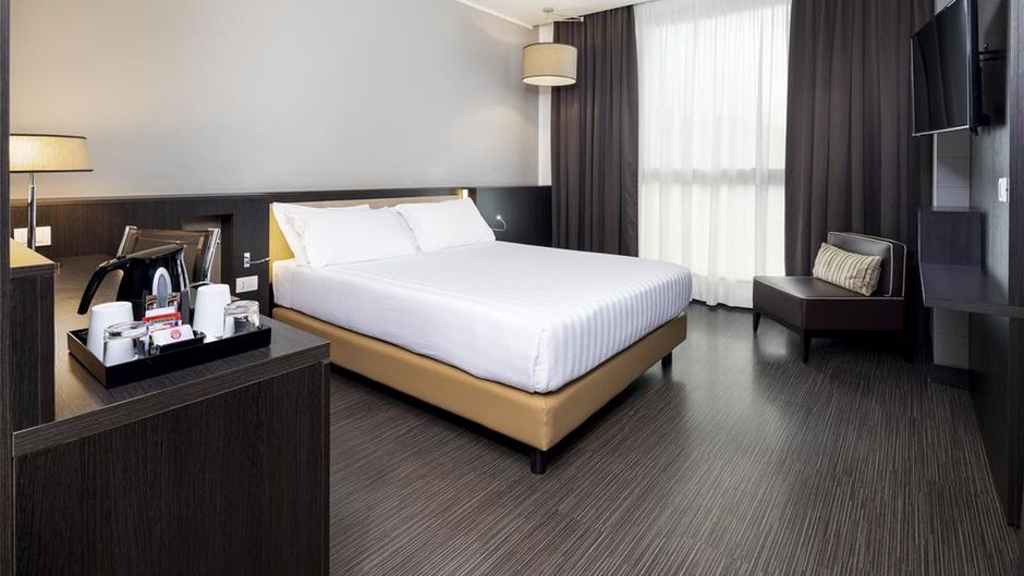 Best Western Premier CHC Airport Room