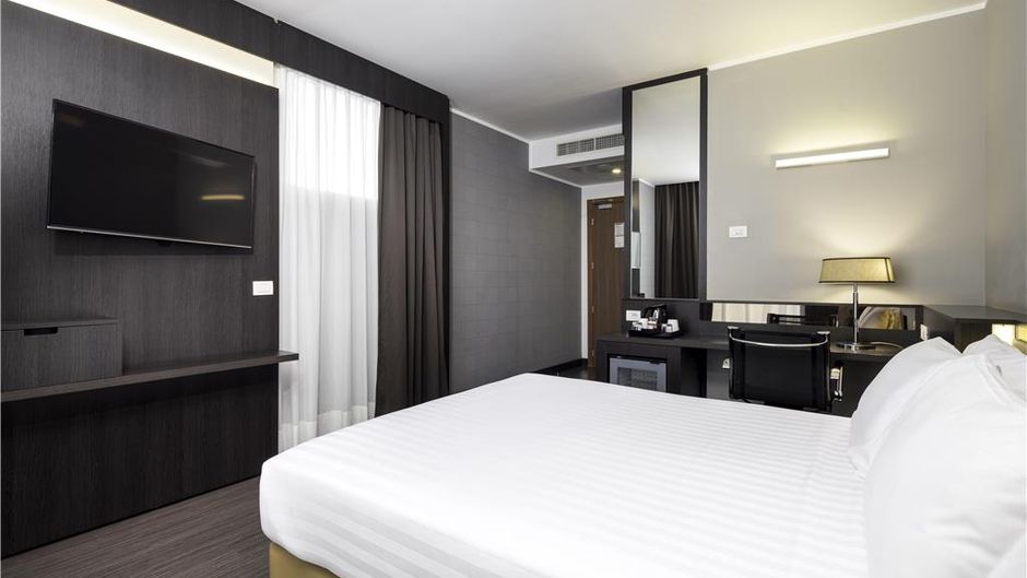 Best Western Premier CHC Airport Room