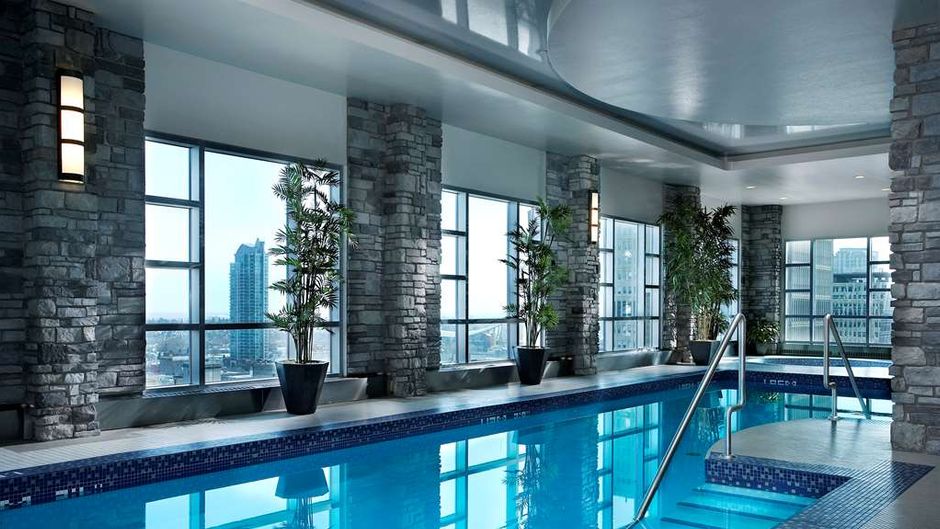 Hyatt Regency Calgary Pool