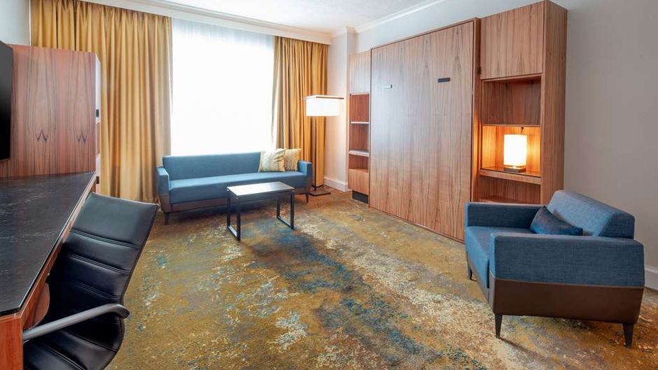 Hyatt Regency Calgary Suite