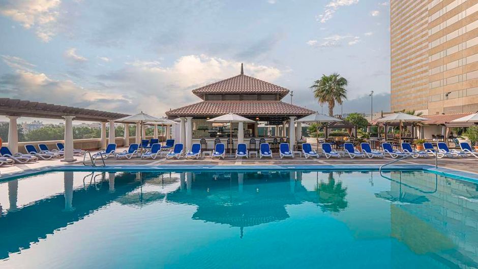 Hyatt Regency Dubai & Galleria Pool