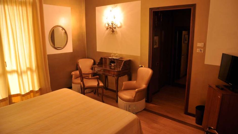Admiral Hotel Room