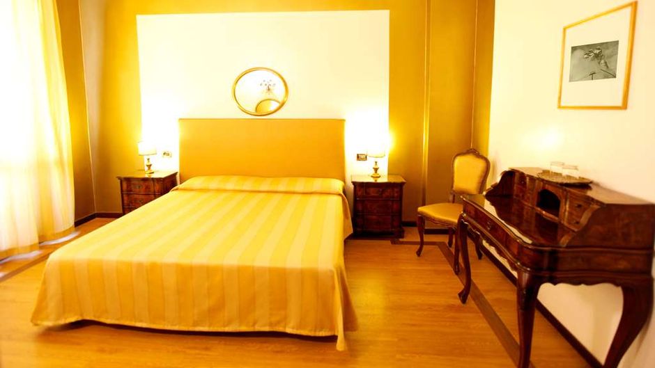 Admiral Hotel Room