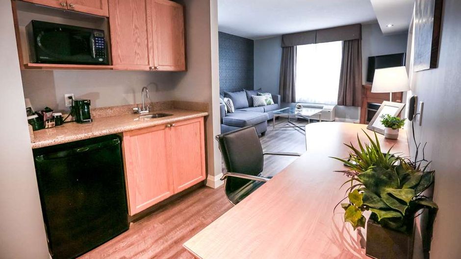 Cambridge Hotel & Conf Center Suite