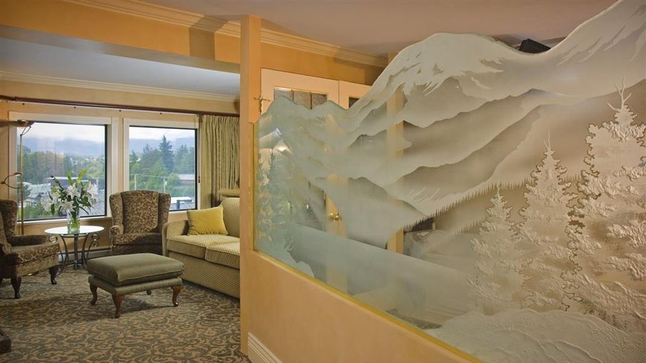 Crest Hotel Suite
